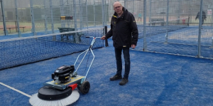 Padelbaan veegmachine