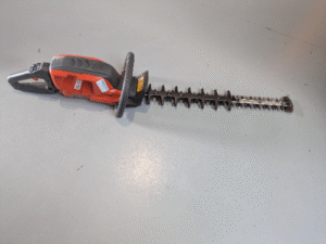 Jong gebruikte heggenschaar